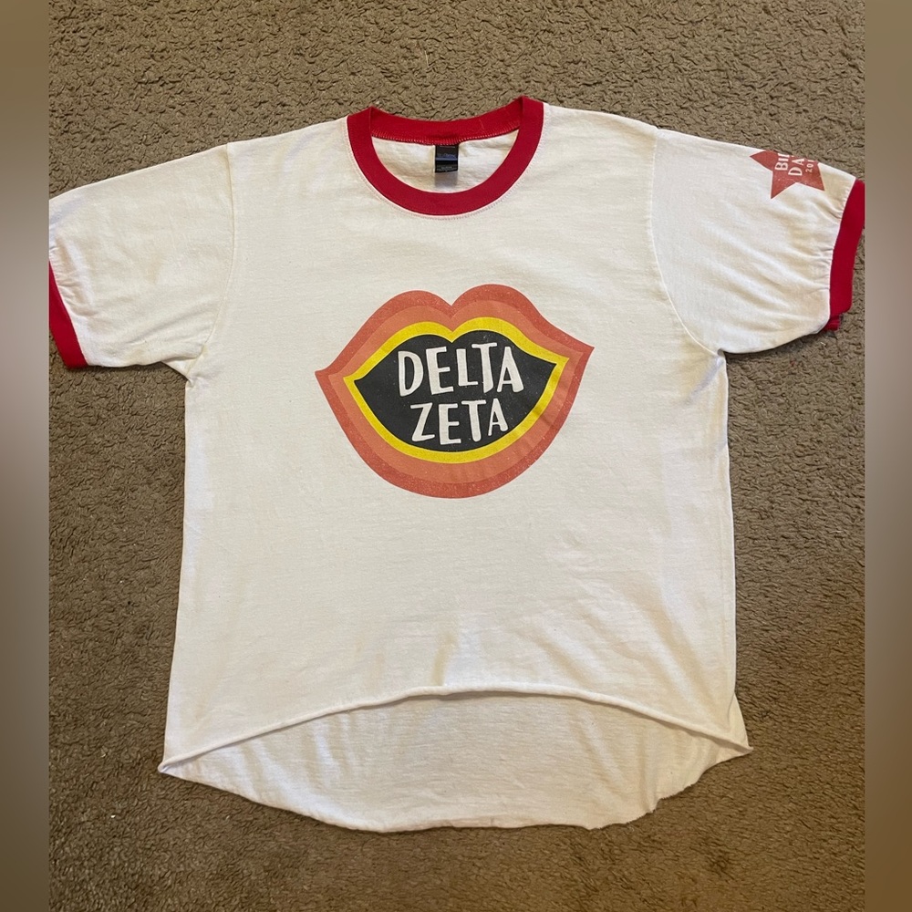Delta Zeta Cropped Short Sleeve Tee-Shirt with Lips